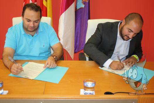 FOTOS MAS WEB. Firma convenio de colaboración entre MAS y Club Alcarreño 04.09 (2)